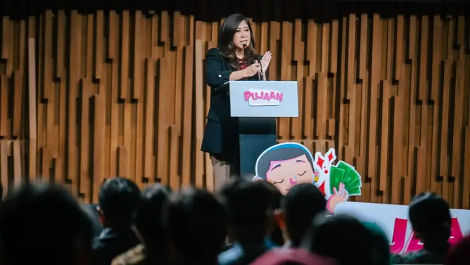 Menkomdigi Meutya Hafid membuka Festival Perempuan Berdaya Berkarya di Jakarta Pusat, Selasa (21/10/2025). Ia menegaskan pentingnya peran perempuan sebagai motor penggerak ekonomi digital nasional. (Komdigi)