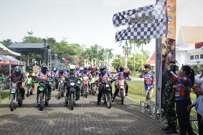 Wali Kota Singkawang Tjhai Chui Mie melepas peserta Trabas Wisata dengan kibaran bendera start pada peringatan HUT ke-24 Kota Singkawang. (dok. MC Singkawang)