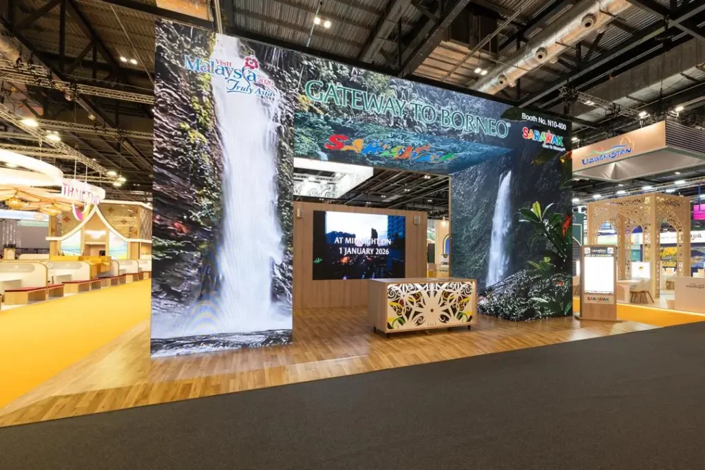 LED Arch dengan tampilan lanskap yang berganti-ganti di Paviliun Sarawak, WTM London 2025 — menampilkan keindahan alam Sarawak dan narasi imersif di bawah tema “Gateway to Borneo”.