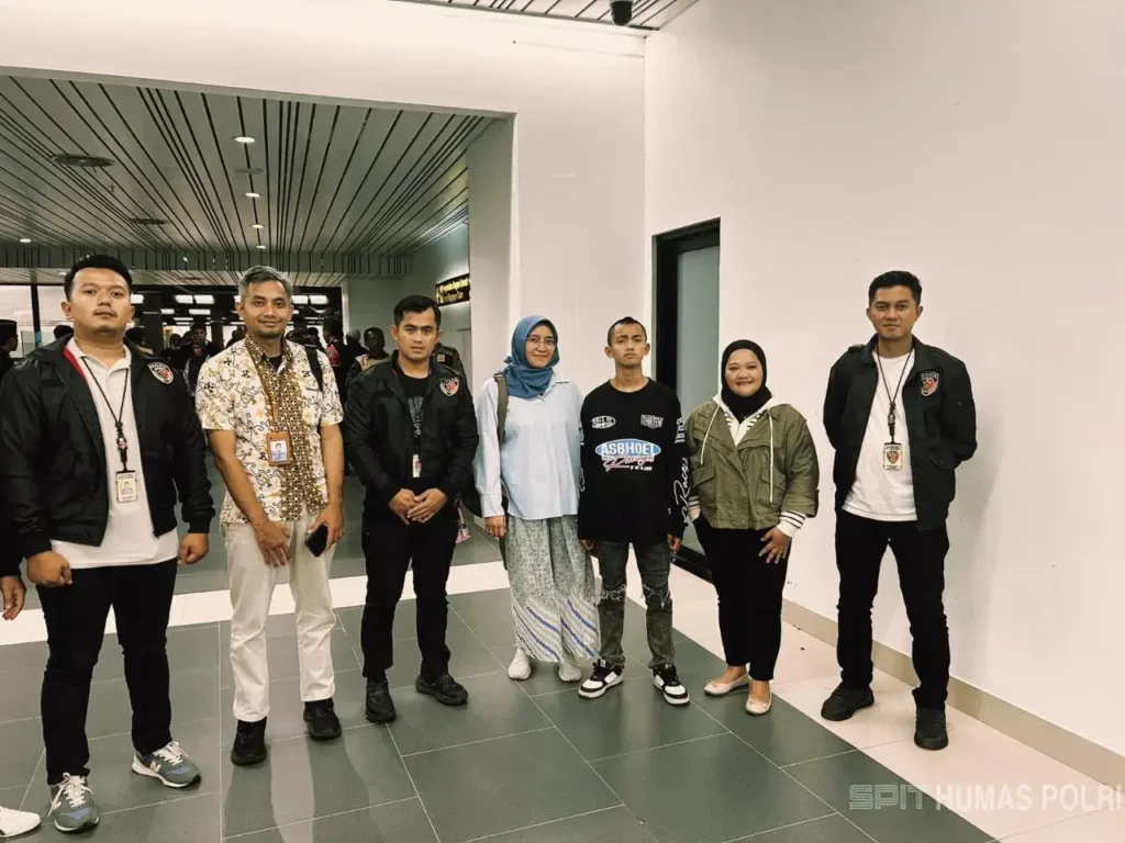Remaja korban TPPO asal Bandung saat tiba di Bandara Soekarno-Hatta setelah dipulangkan dari Kamboja. (Humas Polri)