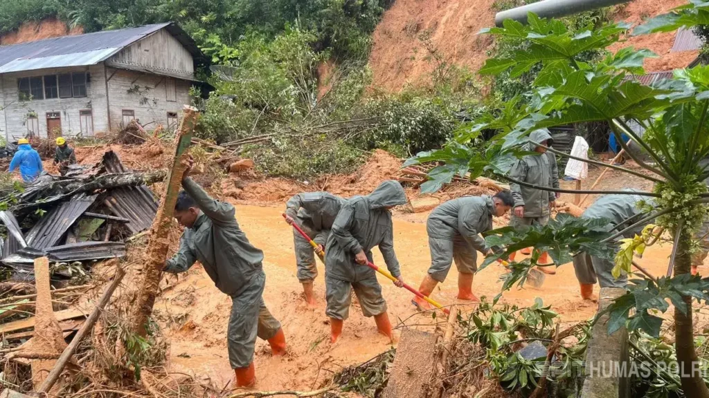 Personel Polri melakukan evakuasi dan pembersihan material longsor di wilayah terdampak bencana di Sumatera Utara. (Dok. Humas Polri)
