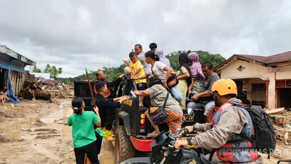 Personel Polda Sumut melakukan operasi SAR dan distribusi bantuan di wilayah terdampak banjir dan longsor di Sumatera Utara. (dok. Humas Polri)