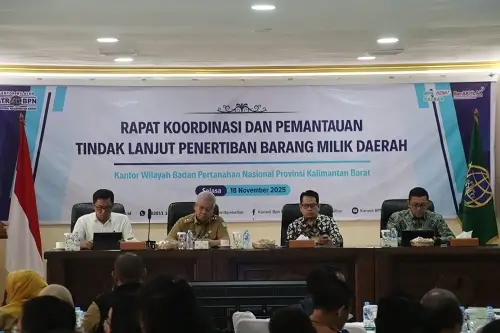Sekda Kalbar Harisson memberikan arahan pada kegiatan koordinasi percepatan penertiban aset daerah yang melibatkan KPK RI, ATR/BPN, dan pemerintah kabupaten/kota se-Kalimantan Barat. (MC Kalbar)