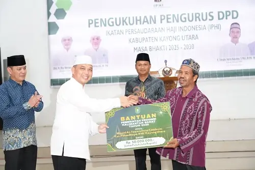Gubernur Kalbar Ria Norsan saat mengukuhkan Pengurus IPHI dan MTP IPHI Kayong Utara periode 2025–2030 dalam acara resmi di Pendopo Bupati Kayong Utara. (MC Kalbar)
