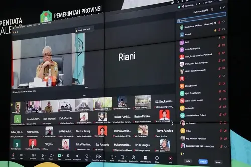Sekda Kalbar Harisson memimpin rapat monitoring dan evaluasi ketahanan pangan Program Makan Bergizi Gratis secara virtual dari Kantor Gubernur Kalbar.
