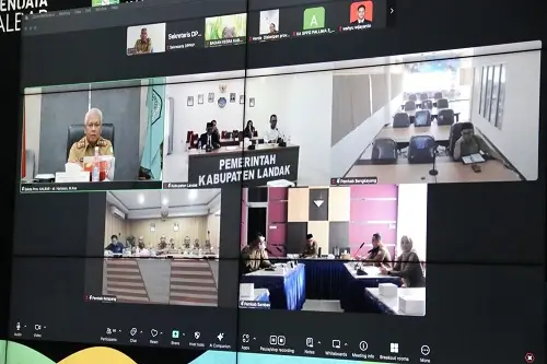 Sekda Kalbar Harisson memimpin rapat virtual bersama Perum Bulog membahas pembangunan gudang dan penggilingan padi di empat kabupaten untuk penguatan ketahanan pangan daerah.