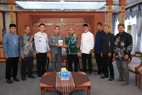 Gubernur Kalbar Ria Norsan bersama Ikatan Alumni Pesantren Tebuireng membahas kolaborasi pendidikan karakter Qur’ani di Pontianak. (dok. MC Kalbar)