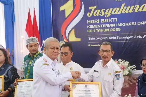 Sekda Kalbar Harisson menghadiri Tasyakuran Hari Bhakti Kemenimipas ke-1 Tahun 2025 di Lapas Kelas IIA Pontianak sebagai bentuk dukungan terhadap peningkatan pelayanan publik dan sinergi lintas lembaga. (MC Kalbar)