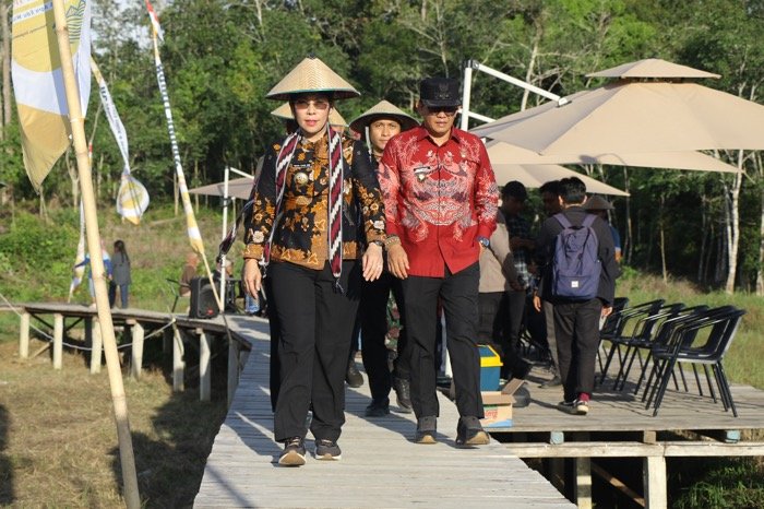 Wali Kota Singkawang Tjhai Chui Mie meresmikan kawasan wisata pertanian terpadu Saung Timur di Nyarumkop. (MC Singkawang)