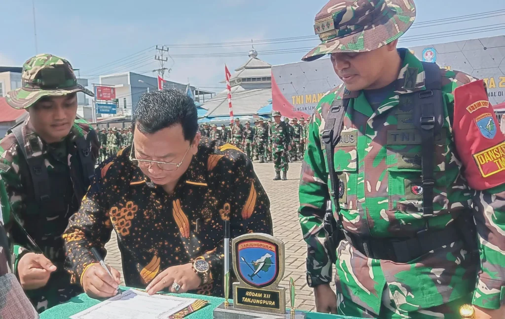 Brigjen TNI Nursyamsudin dan Wakil Bupati Kubu Raya Sukiryanto saat penutupan TMMD ke-126 di Desa Pal IX, Sungai Kakap. (foto:ird/mcKubuRaya)