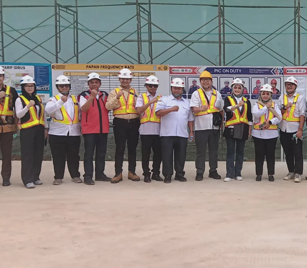 Wakil Bupati Kubu Raya Sukiryanto meninjau progres pembangunan RSUD TBSI yang telah mencapai 99 persen, Rabu (26/11/2025). (MC Kubu Raya)