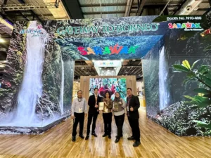 Delegasi Sarawak menerima penghargaan “Top 10 Most Desirable Regions (Worldwide)” di Paviliun Sarawak, WTM London 2025, sebagai pengakuan atas daya tarik global Sarawak melalui alam, budaya, dan komitmen keberlanjutan.