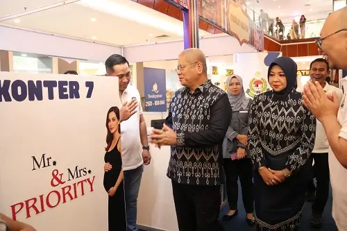 Sekda Kalbar Harisson membuka Festival Imigrasi 2025 di Ayani Mega Mall Pontianak, menegaskan pentingnya transformasi layanan keimigrasian. (MC Kalbar)