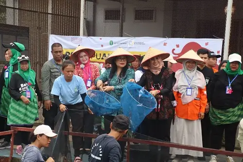 Donata Dirasig Krisantus Kurniawan bersama jajaran TP PKK Kalbar menanam pohon dan melepas bibit ikan di Lapas Perempuan Kelas IIA Pontianak dalam rangka Peringatan Hari Ibu 2025. (MC Kalbar)