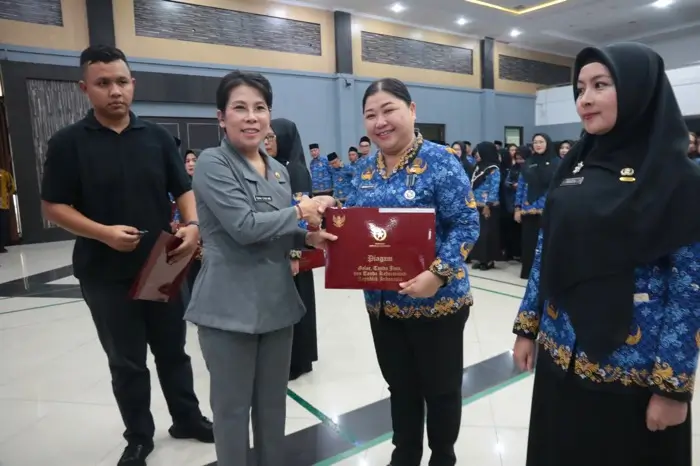 Wali Kota Singkawang Tjhai Chui Mie menyerahkan penghargaan Satyalancana Karya Satya kepada ASN di Balairung Kantor Wali Kota. (dok. MC Singkawang)