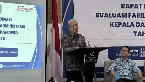 Sekda Kalbar Harisson memimpin rapat koordinasi administrasi kepala daerah dan DPRD di Pontianak 2025. (MC Kalbar)