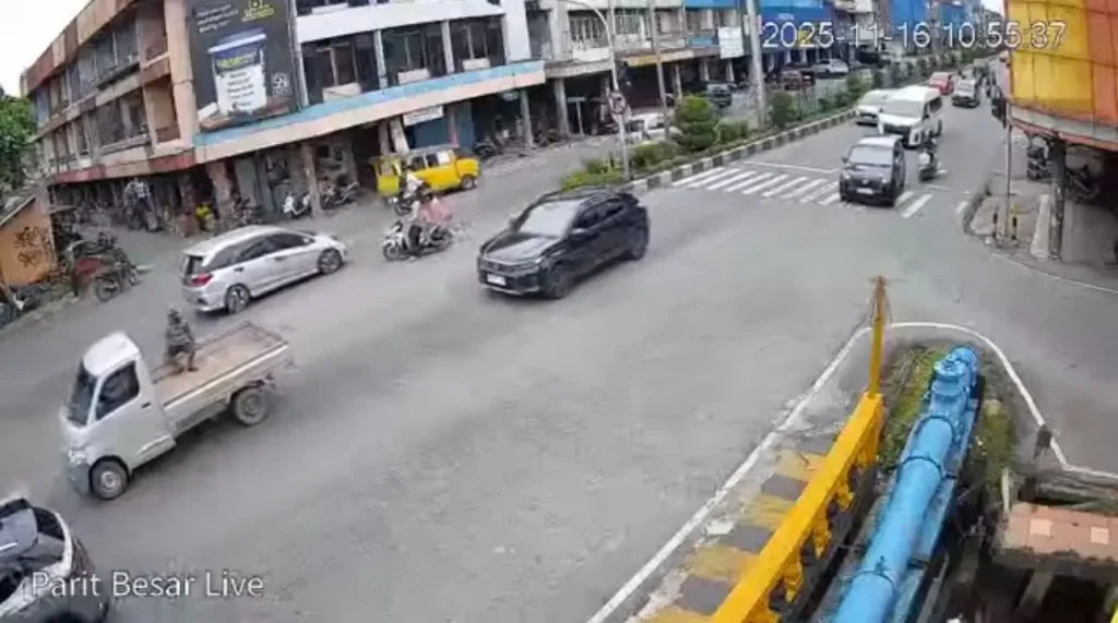 Kondisi lalu lintas di persimpangan Jalan Tanjungpura-Diponegoro (Parit Besar) yang bisa diakses melalui live streaming kanal Youtube Dishub Kota Pontianak.