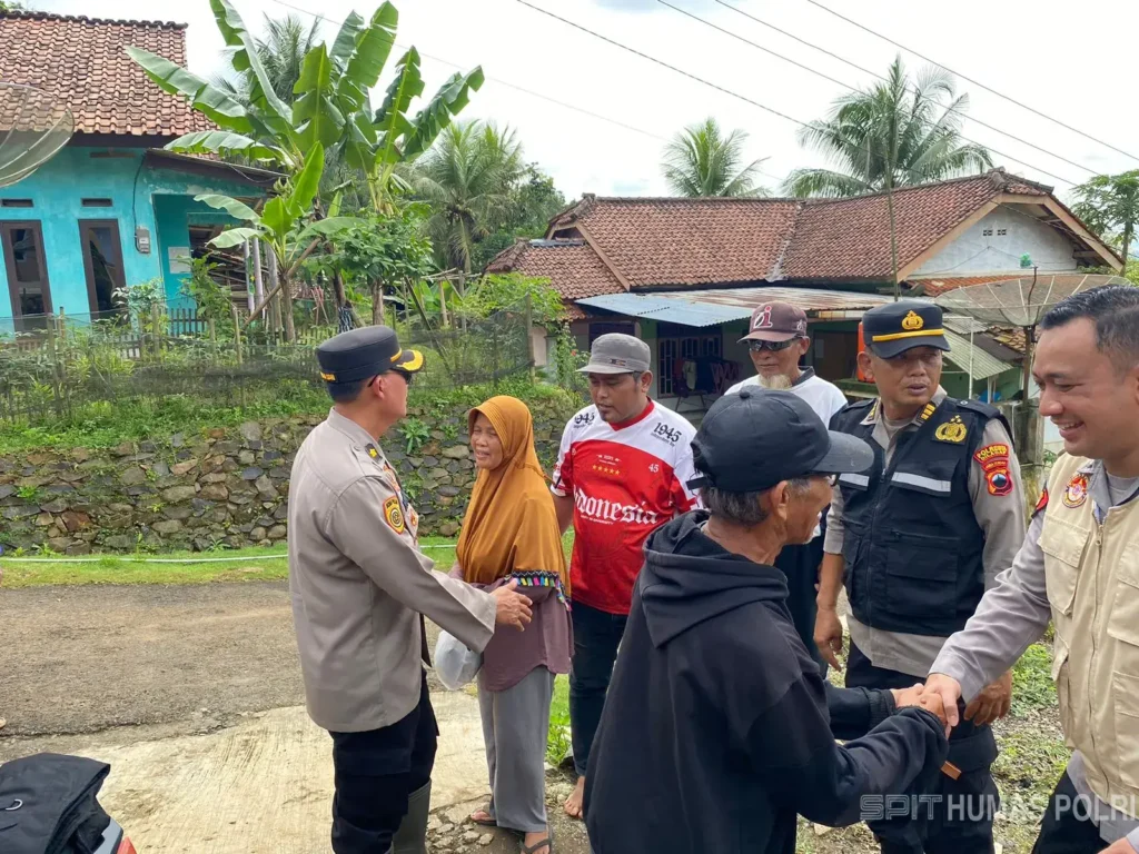 Petugas Satgas Trauma Healing Polri memberikan pendampingan psikologis kepada korban longsor di Cilacap. (mediahub.polri.go.id)