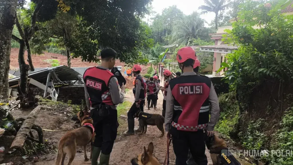 Petugas SAR dan Unit K9 melakukan pencarian korban longsor di Cilacap. (mediahub.polri.go.id)