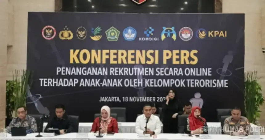 Densus 88 mengungkap lonjakan anak terpapar radikalisme akibat perekrutan online. (mediahub.polri.go.id)