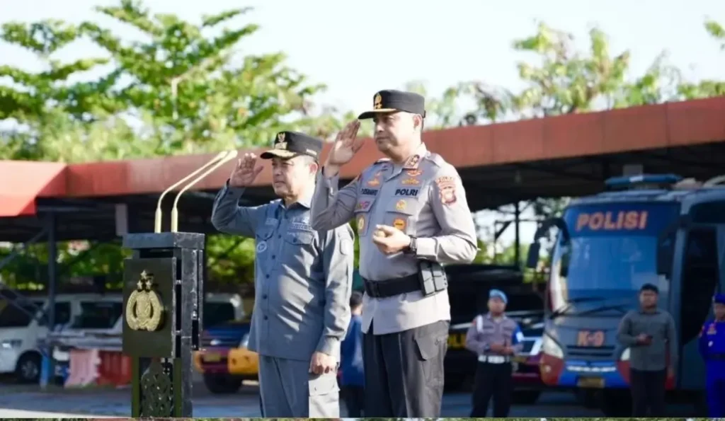 Gubernur Kalimantan Barat Ria Norsan menghadiri Apel Gelar Pasukan Kesiapsiagaan Tanggap Darurat Bencana Hidrometeorologi 2025 di Lapangan Jananuraga Polda Kalbar. (instagram.com/adpim.provkalbar)