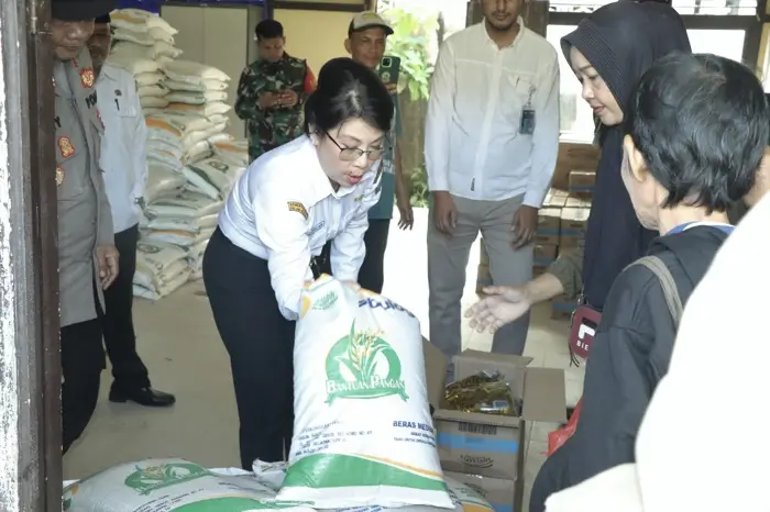 Wali Kota Singkawang Tjhai Chui Mie menyalurkan bantuan pangan beras dan minyak goreng kepada warga di Kelurahan Roban. (Dok. MC Singkawang)