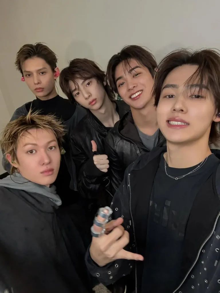 Grup CORTIS berpose dengan penuh karisma saat promosi lagu debut “GO!”, menampilkan gaya energik khas boy group rookie 2025. (instagram.com/cortis)