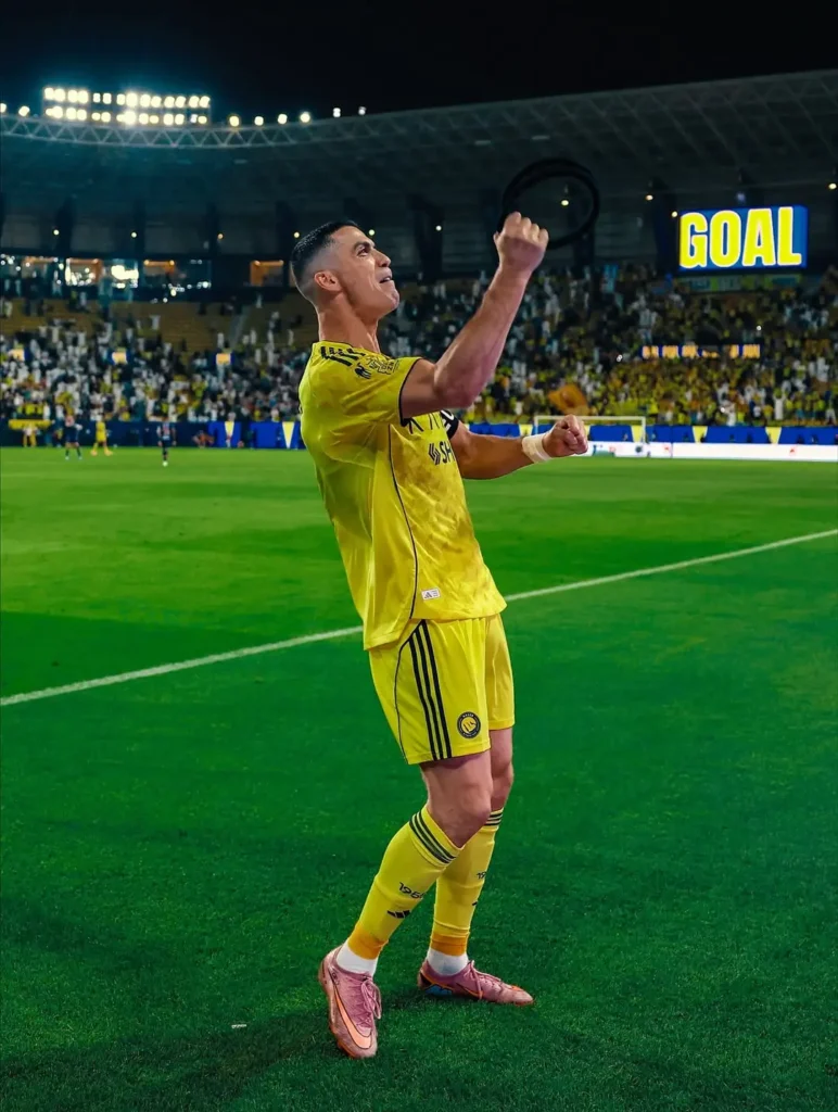 Cristiano Ronaldo merayakan gol penalti kemenangan Al-Nassr atas Al-Fayha di Liga Pro Saudi. (instagram.com/alnassr)