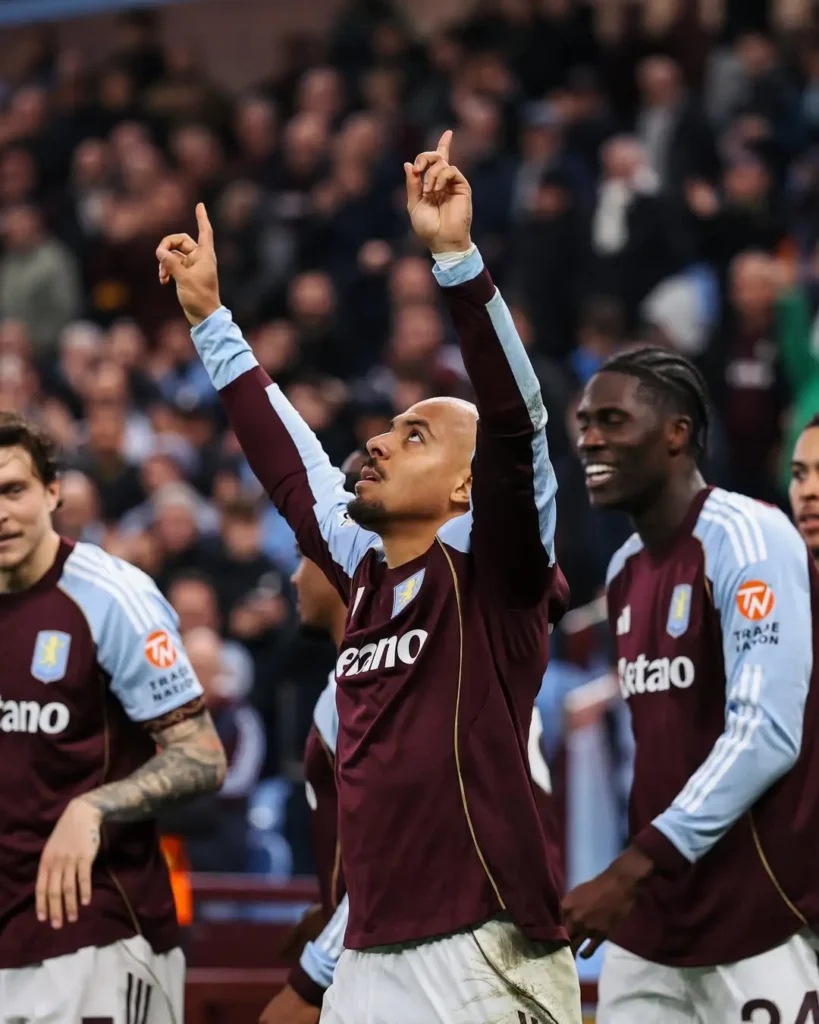 Donyell Malen merayakan gol penalti yang menggandakan keunggulan Aston Villa dalam laga Europa League melawan Maccabi Tel-Aviv di Villa Park. (instagram.com/avfcofficial)
