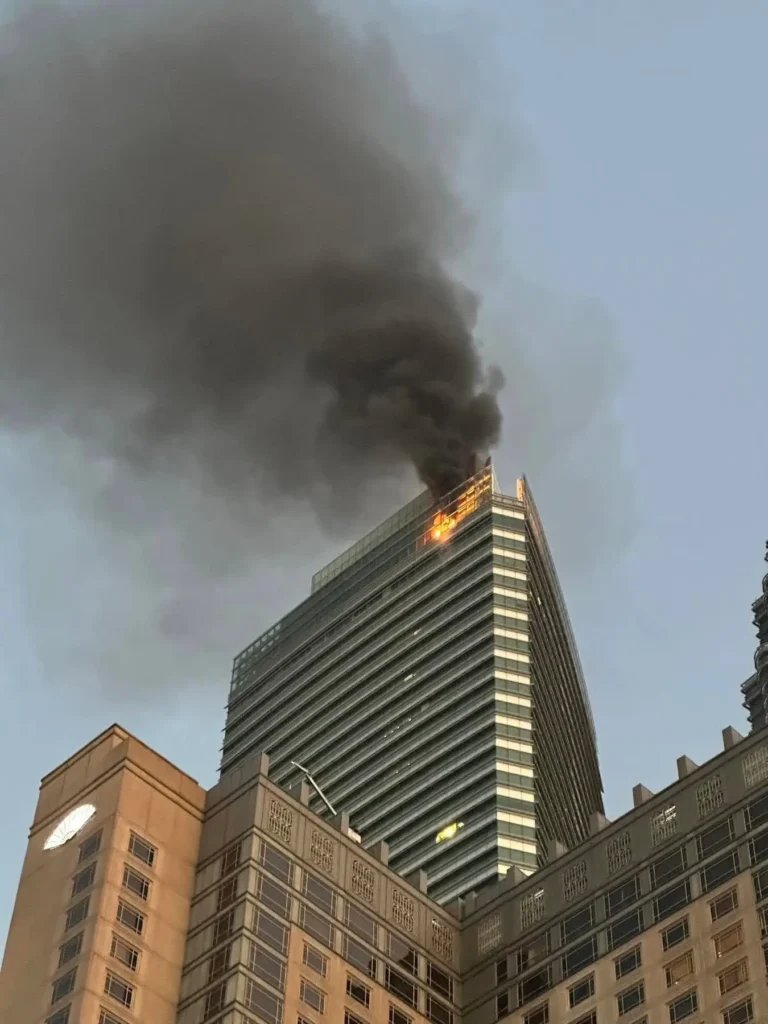 Asap hitam kebakaran restoran di KLCC Tower 3 Kuala Lumpur. (x.com/bencanamalaysia)