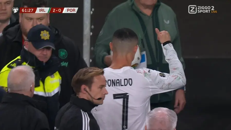 Cristiano Ronaldo berjalan meninggalkan lapangan setelah menerima kartu merah dalam laga Portugal vs Irlandia. (/x.com/Evil_marley001)