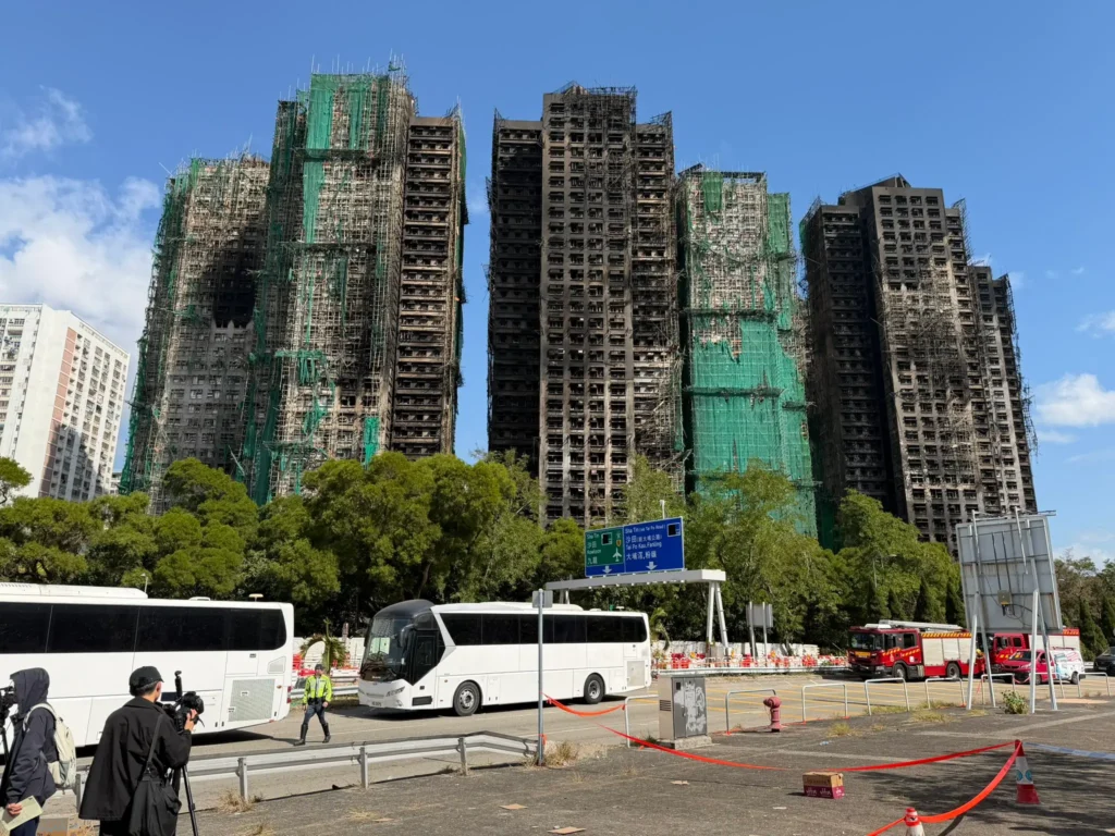 Lokasi kebakaran kompleks apartemen Wang Fuk Court di Tai Po, Hong Kong, dalam proses pemadaman dan evakuasi oleh tim penyelamat. (x.com/ckkinn)