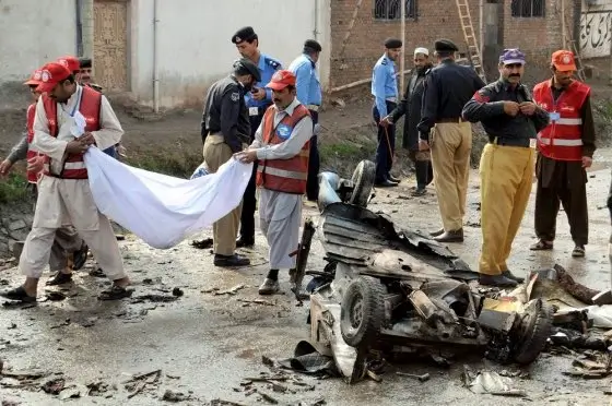 Serangan bom bunuh diri mengguncang markas pasukan paramiliter Pakistan di Peshawar. (x.com/MagmaNews)