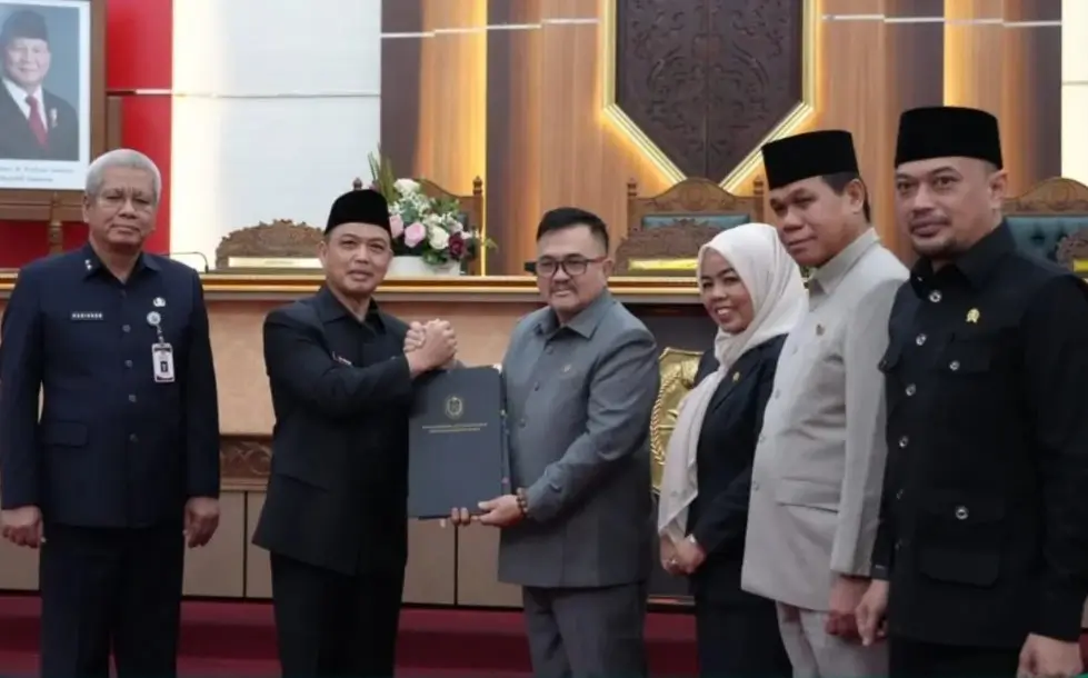Gubernur Kalimantan Barat Ria Norsan menandatangani Berita Acara Persetujuan Bersama APBD 2026 pada Rapat Paripurna DPRD Provinsi Kalimantan Barat di Aula Balairungsari Pontianak, 27 November 2025. (MC Kalbar)