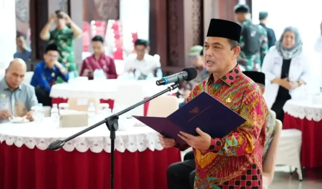 Gubernur Kalimantan Barat Ria Norsan mengukuhkan Pengurus Forum Kewaspadaan Dini Masyarakat (FKDM) Provinsi Kalbar Periode 2025–2028 di Pendopo Gubernur Kalbar, Jumat (7/11/2025). (instagram.com/adpim.provkalbar)
