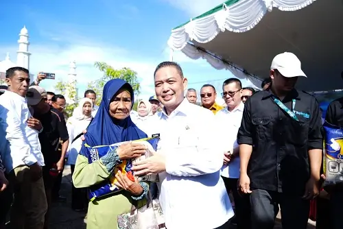 Gubernur Kalbar Ria Norsan meninjau langsung penyaluran paket sembako subsidi pada kegiatan Gelar Pangan Murah di Masjid Oesman Al-Khair, Kayong Utara. (MC Kalbar)