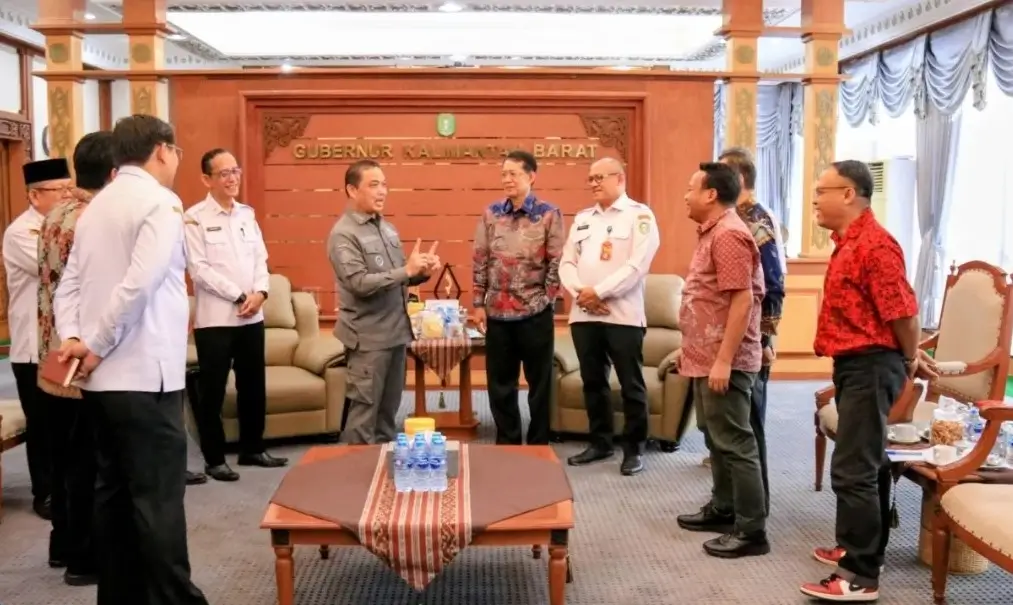 Gubernur Kalimantan Barat Ria Norsan menerima audiensi Panitia Pesparani Katolik Kalbar 2025 di ruang kerjanya. (instagram.com/adpim.provkalbar)
