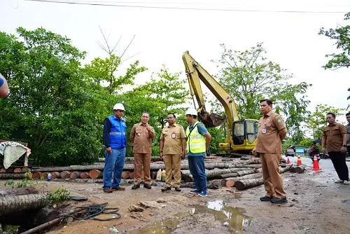 Gubernur Ria Norsan meninjau kondisi pembangunan Jembatan Sungai Kakap bersama jajaran PUPR Kalbar. (MC Kalbar)
