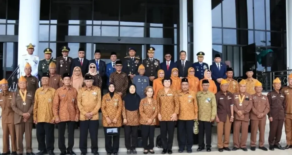 Wakil Gubernur Kalbar Krisantus Kurniawan berfoto bersama jajaran Forkopimda, veteran, dan ASN usai upacara Peringatan Hari Pahlawan ke-80 di Halaman Kantor Gubernur Kalbar. (MC Kalbar)
