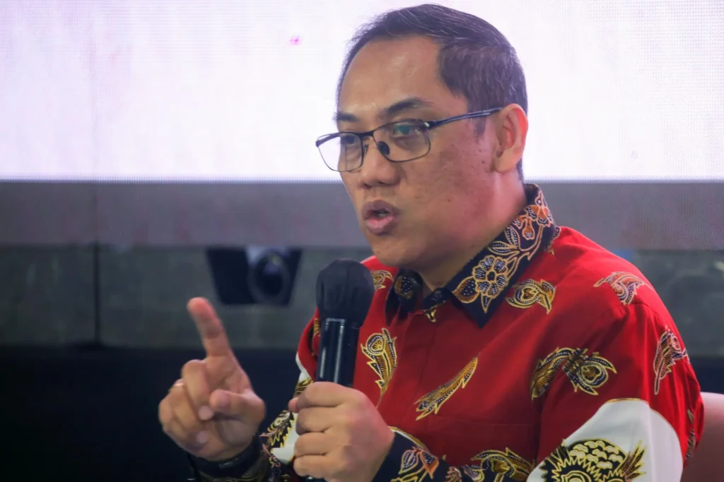 Dirjen Pengawasan Ruang Digital Kemenkomdigi Alexander Sabar memaparkan data penanganan konten negatif dalam Talkshow Digital Parenting KIM Nasional 2025. (Dok. Komdigi)