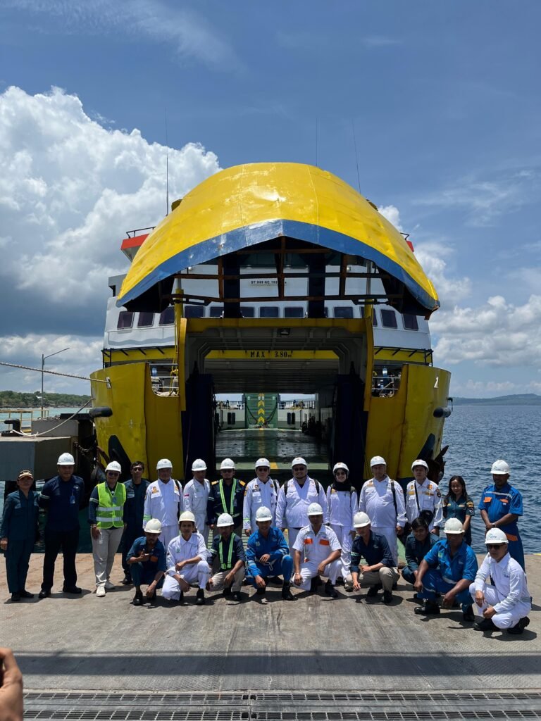 Petugas Ditjen Perhubungan Laut Kemenhub melakukan uji petik kelaiklautan kapal sebagai persiapan Angkutan Nataru 2025/2026. (Foto Humas Kemenhub)