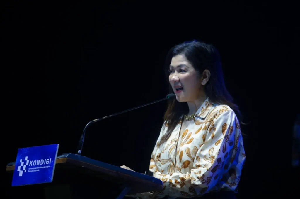 Dirjen Komunikasi Publik dan Media Kemkomdigi Fifi Aleyda Yahya saat membuka KIMFest 2025 yang menekankan pentingnya perlindungan anak di ruang digital. (Komdigi)