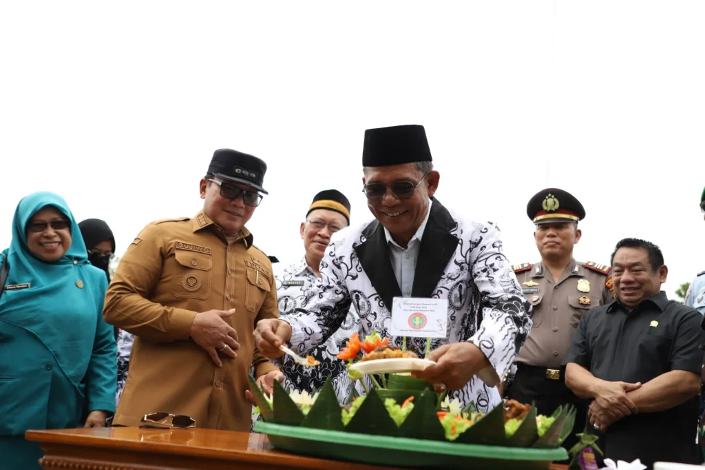 Bupati Kubu Raya Sujiwo menyampaikan sambutan pada peringatan Hari Guru Nasional dan HUT PGRI ke-80 di halaman Kantor Bupati Kubu Raya, Selasa (25/11/2025). (MC Kubu Raya)