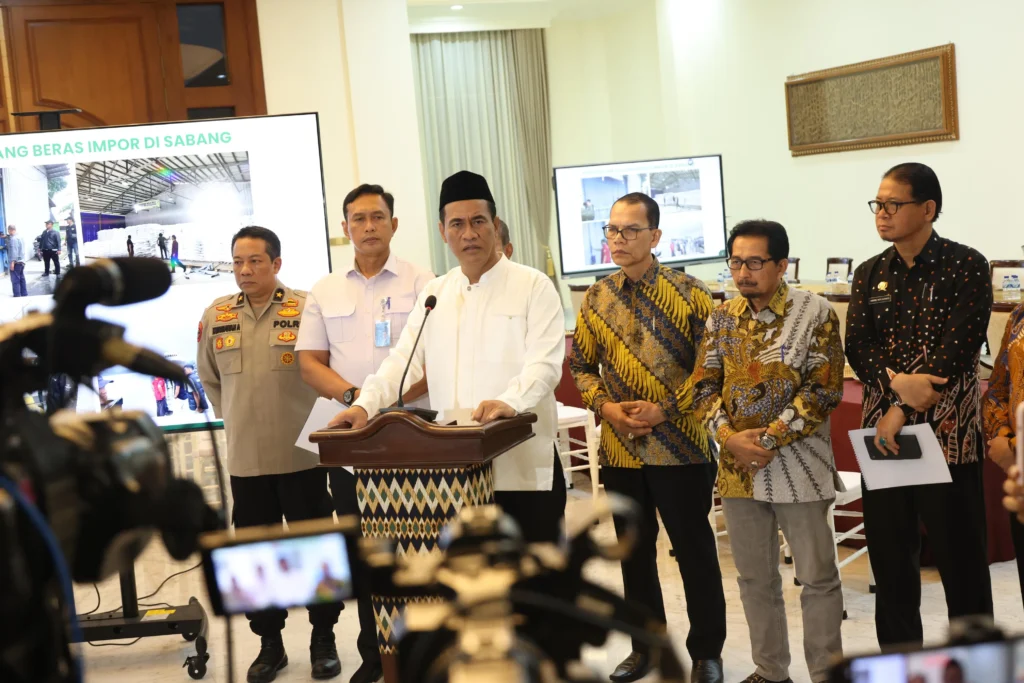 Mentan Andi Amran Sulaiman memberikan keterangan terkait penindakan beras impor ilegal di Sabang. (Foto: Humas Kementan)