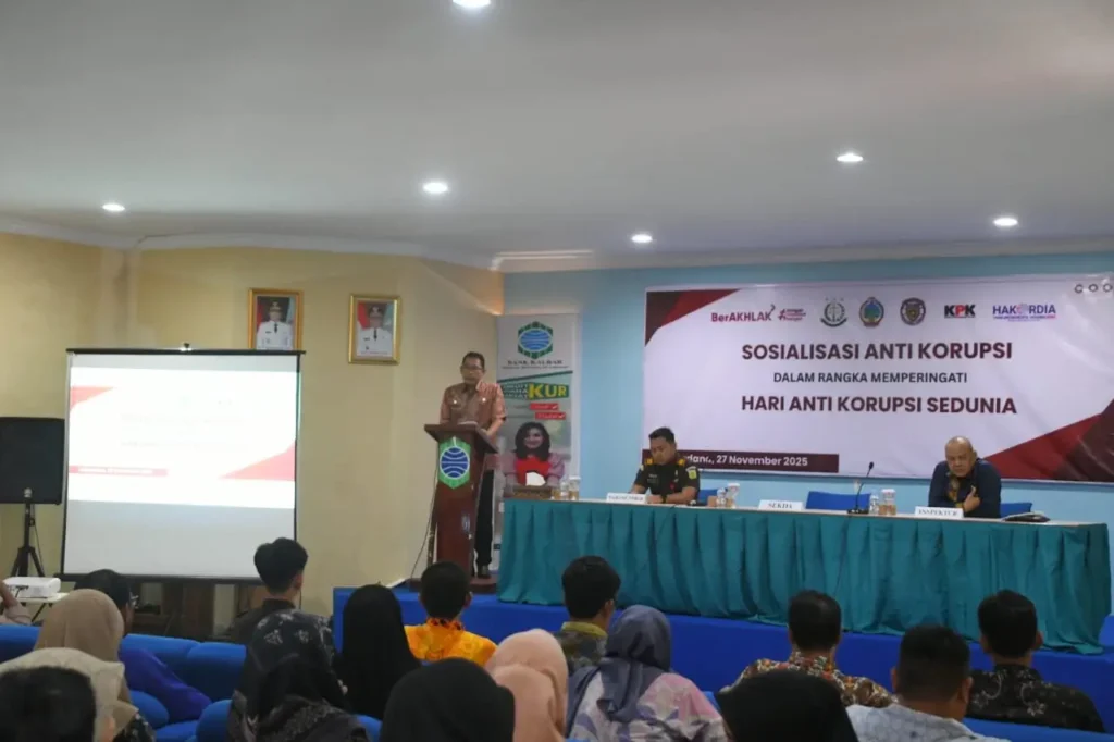 Sekda Kayong Utara Erwin Sudrajat membuka kegiatan Sosialisasi Antikorupsi bagi aparatur pemerintahan desa di Aula Bank Kalbar Sukadana, Kamis (27/11/2025). (Diskominfo KKU)