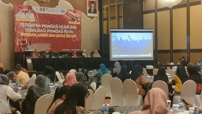 Peserta lintas sektor mengikuti sosialisasi Imunisasi Kejar Singkawang 2025 di aula Dinas Kesehatan. (MC Singkawang)
