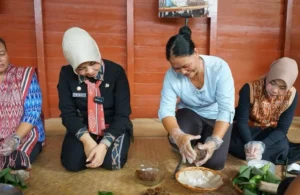 Kadisporapar Kalbar, Windy Prihastari, mencoba membuat Jimot Lulon saat kunjungan ke Desa Kumpang Ilong, Sekadau. (instagram.com/disporaparkalbar)