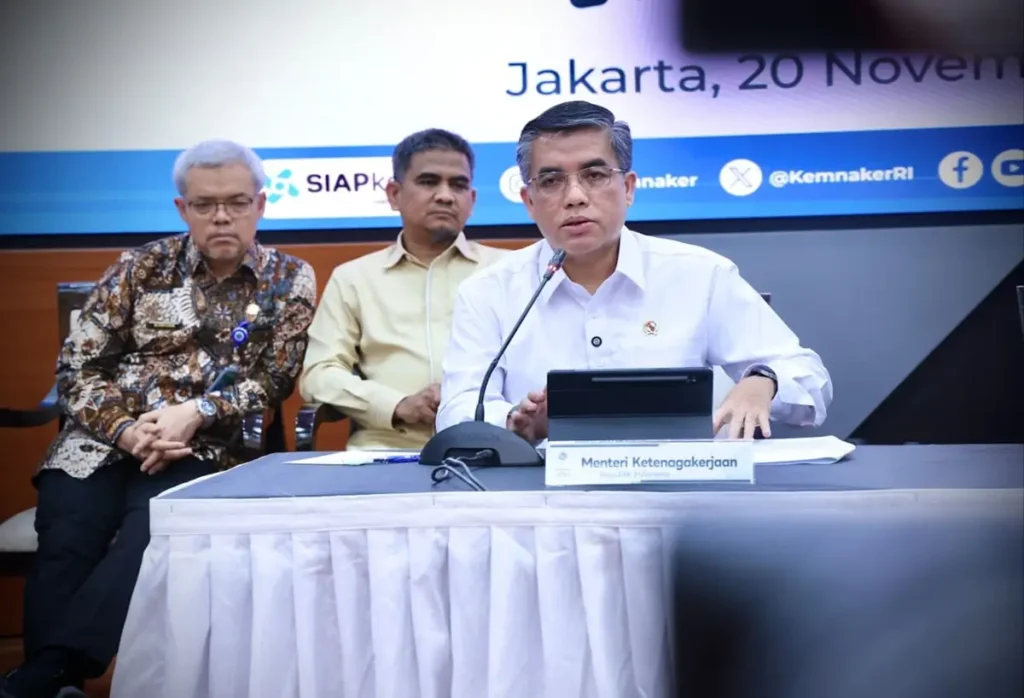 Menteri Ketenagakerjaan Yassierli memberikan keterangan terkait pelayanan Lapor Menaker. (Dok Kemnaker)