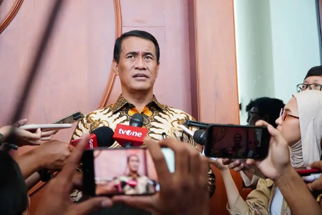 Menteri Pertanian Andi Amran Sulaiman memberikan keterangan pers terkait pencabutan izin distributor pupuk nakal. (Humas Kementan)