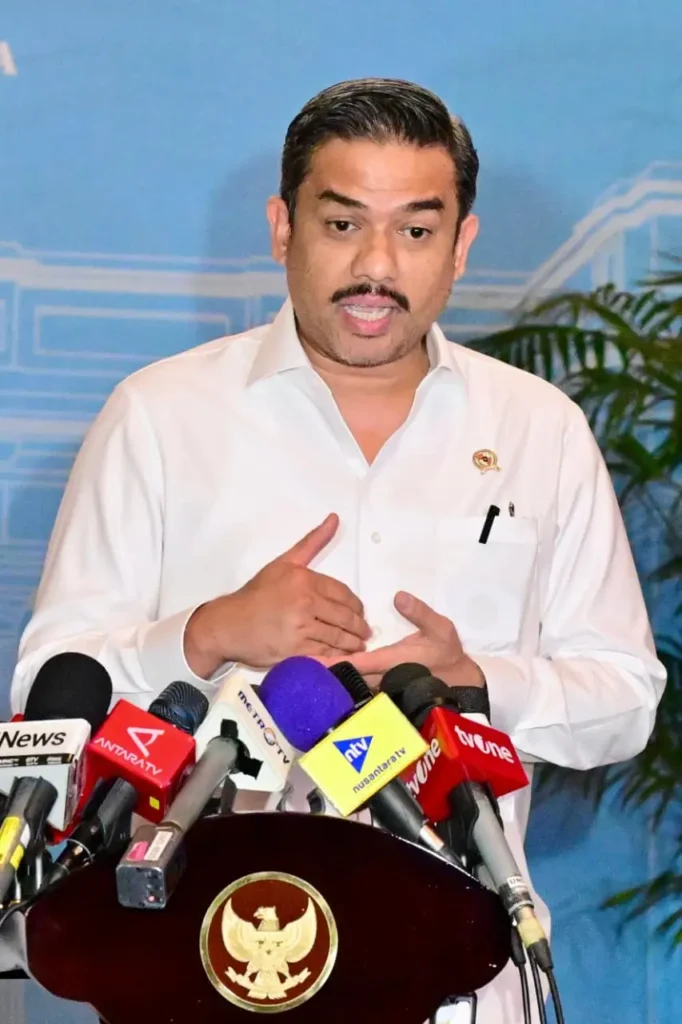 Menteri UMKM Maman Abdurrahman menyampaikan arahan Presiden Prabowo Subianto terkait percepatan digitalisasi dan perlindungan usaha mikro dalam rapat di Istana Merdeka, Jakarta, Selasa (4112025). (Dok. BPMI Setpres)